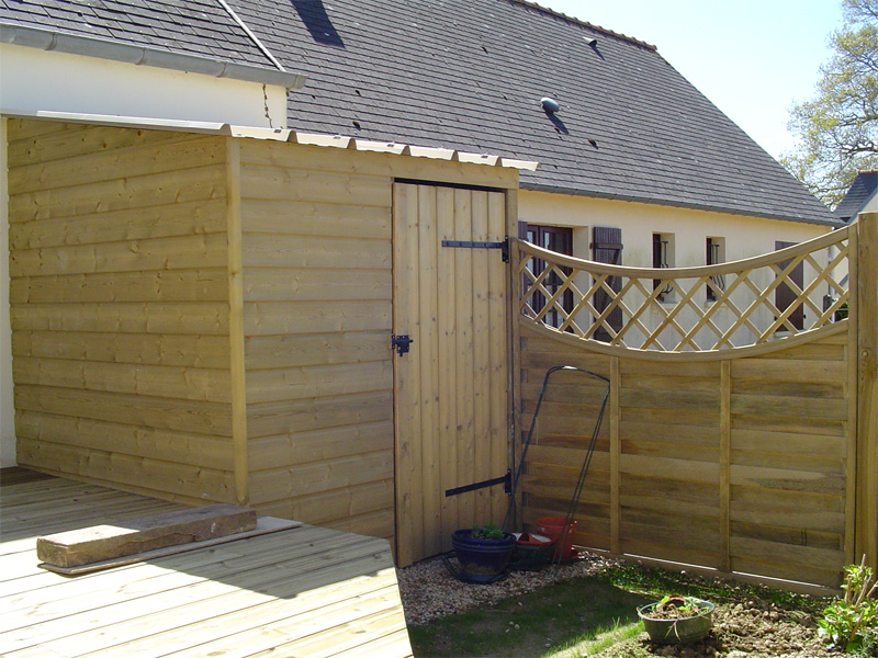 Terrasse en bois avec garde-corps, mobilier de jardin et espace détente aménagés par Proseco Paysages