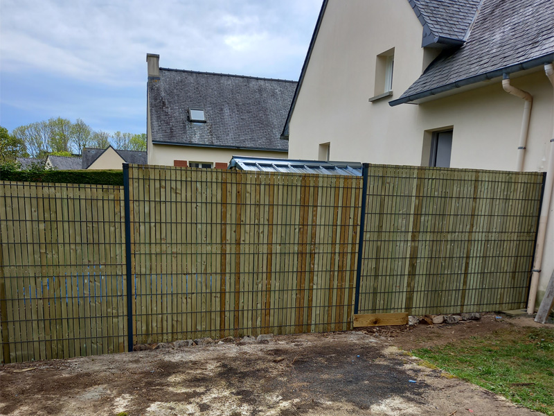 Installation d’une clôture rigide occultante autour d’une propriété par Proseco Paysages