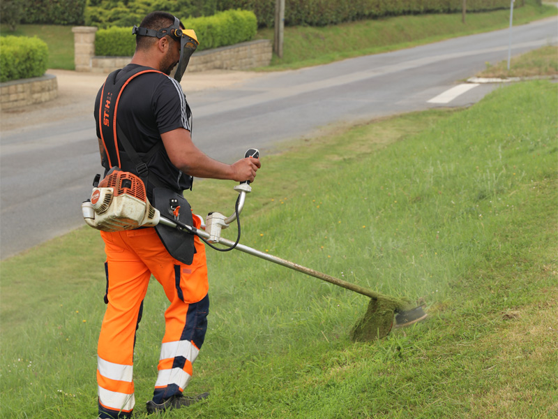 Entretien d'espaces verts avec débroussaillage des accotements par Proseco Paysage