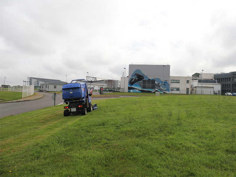 Paysagiste effectuant la tonte d'une pelouse avec une tondeuse autoportée professionnelle dans un espace vert à Morlaix